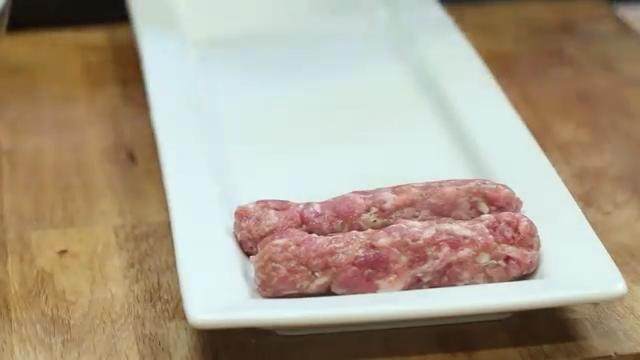 家庭手工香肠,直接用手把肉馅捏成10厘米长的圆柱,你还可以做成类似汉堡包里的圆饼状,看你自己喜欢。