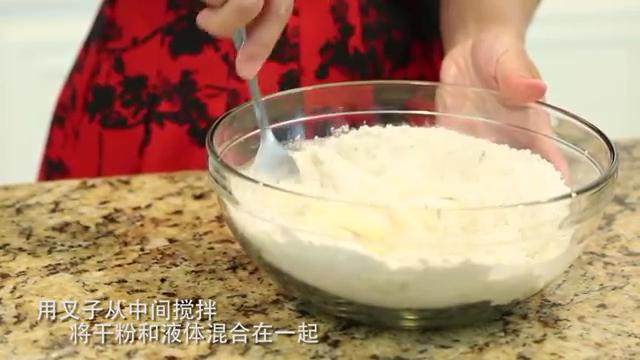 简洁版“赛百味”三明治,室温下的所有的原材料倒在一起。这次用的原材料中用了<a style='color:red;display:inline-block;' href='/shicai/ 48598'>奶油奶酪</a>,是为了使面包更有味道也更软。用叉子从中间搅拌,最后直接用手把干粉和液体混合在一起。