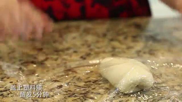 简洁版“赛百味”三明治,切好的面团,像折信一样,合起来后,我们盖上塑料膜,让他们醒发个10分钟左右,这样他们更容易成型。