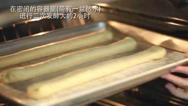 简洁版“赛百味”三明治,再次发酵,我们还是老方法,一盆热<a style='color:red;display:inline-block;' href='/shicai/ 156925'>水</a>在旁边,密闭的环境里,发酵2小时左右,直到用手指按下去时,出现一个不易反弹的坑。然后我们用一个锋利的刀片,在上面划三道道子。