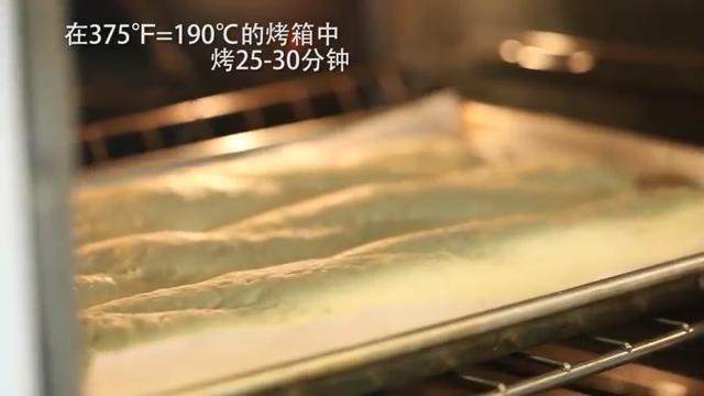 简洁版“赛百味”三明治,烤盘18*13 in (46*33cm)上要抹上油,垫上油纸,油纸上喷油。
在375F=190C的烤箱中烤25-30分钟,至表面金黄色。很多时候烤法式面包都会在烤箱里放上一块烤石,然后把面包放上面烤。这样烤出的表皮更金黄更硬。要是不喜欢外壳硬而脆的面包的话,就不需要放烤石。