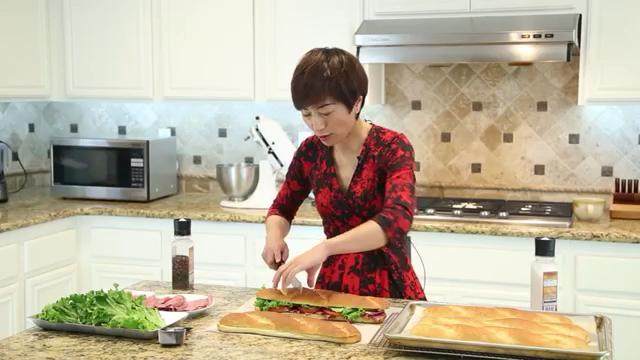 简洁版“赛百味”三明治,烤好的面包放在烤盘上,直到晾凉。有了烤出来的面包,接下里我们就可以做三明治啦!我们把面包从中间切开,先铺上火腿,再放上西红柿,撒上洋葱,来点黑胡椒,撒上些盐,一个简单的三明治就做好了。当然,中间放的食材是很随意的,看个人喜欢。也可以抹芥末酱,蛋黄酱等适合于你的口味的酱。