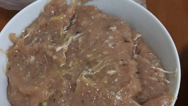 富贵虾馄饨,和瘦肉使劲剁剁剁,加盐、<a style='color:red;display:inline-block;' href='/shicai/ 718'>料酒</a>使劲按一个方向搅打上劲