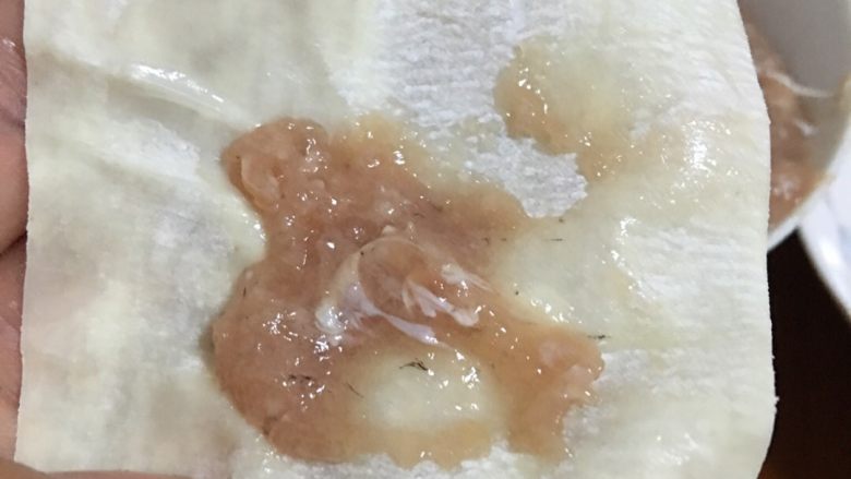 富贵虾馄饨,用小勺子的后柄或冰淇淋的小木片开始包馄饨,在馄饨皮对称角抹点水