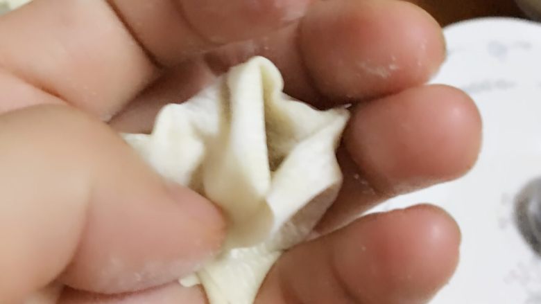 富贵虾馄饨,往里收,在皮下沿处稍轻压