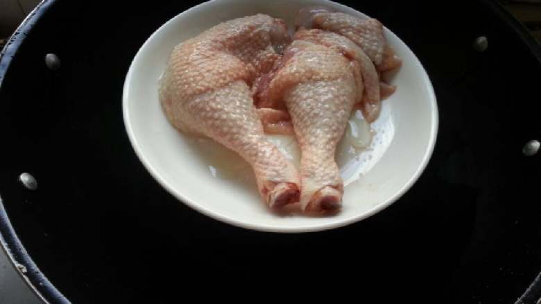 姜葱鸡,腌制时间过后、放点水在锅内大火煮沸后、转中火、隔水蒸13分种左右了。(如果把它斩块蒸的时间比较少)