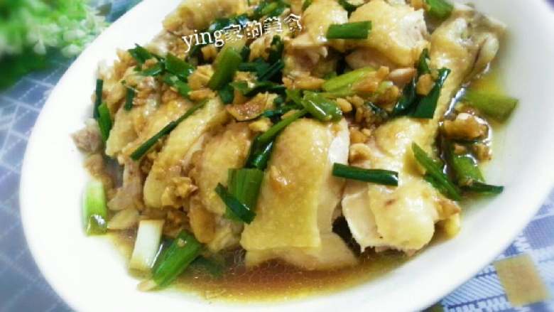 姜葱鸡,最后把煮好酱料油倒入鸡腿中!就ok了!
