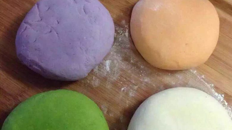 彩色小馄饨,按上面的步骤重复合了紫薯面,胡萝卜面,鸡蛋面和菠菜面,揉成光滑的面团