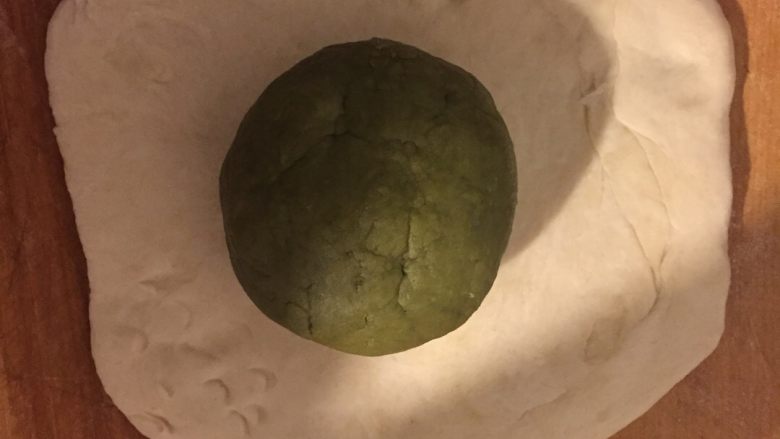 抹茶酥,水油皮推开 酥油皮放置中间包起