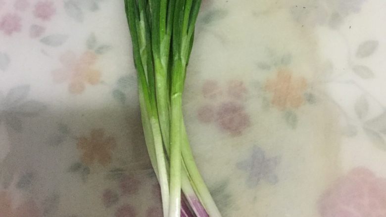 葱油鸡,准备好的葱,用来切碎
