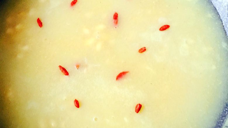 黄豆玉米面粥(王氏私房菜),黄豆煮熟后、把搅匀的玉米面慢慢倒入锅里、用勺子慢慢搅拌,小火继续熬5分钟左右关火即可……