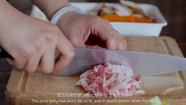 猪肉炒乌冬,<a style='color:red;display:inline-block;' href='/shicai/ 428'>五花肉</a>切成小片