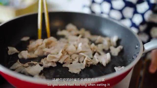 猪肉炒乌冬,热锅倒油，放入五花肉翻炒至表面变黄盛出待用