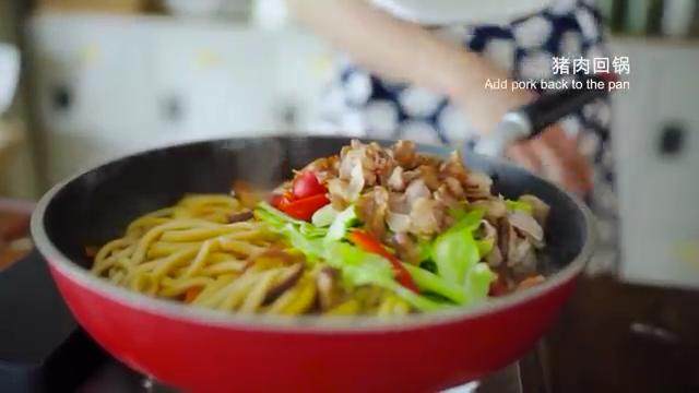猪肉炒乌冬,最后放入卷心菜、红椒和五花肉翻炒