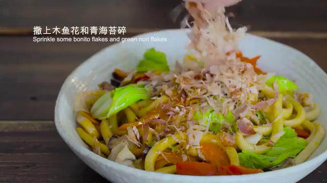 猪肉炒乌冬,快出锅前撒葱花，翻版一下，关火出锅，放红姜，撒<a style='color:red;display:inline-block;' href='/shicai/ 368'>木鱼花</a>和<a style='color:red;display:inline-block;' href='/shicai/ 75103'>青海苔</a>即可