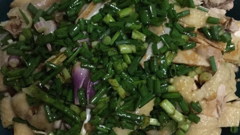 葱油鸡,用锅煮开生油和 酱油直接淋在葱上面,香味马上出来,忍不住都要吃了。