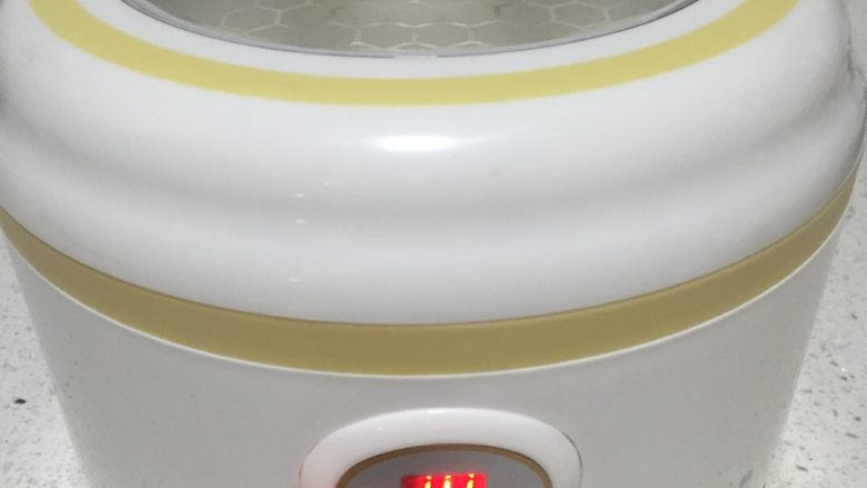 自制水果酸奶,按下功能键酸奶键,时间10个小时。