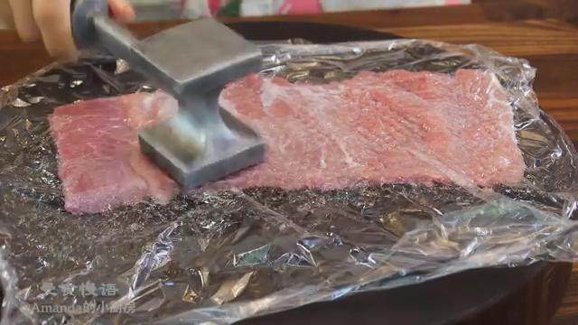 芝心猪排,铺上保鲜膜,用肉锤敲打猪肉