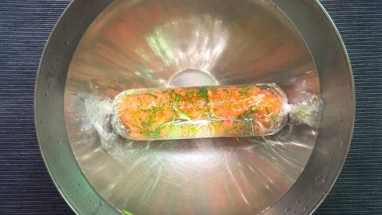 低温浸煮莳萝三文鱼卷配辣根沙司,水煮开离火,稍微晾凉后将三文鱼放入其中侵煮七分钟。