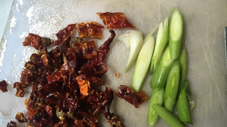 洋葱炒牛肉,然后切好蒜头,辣辣