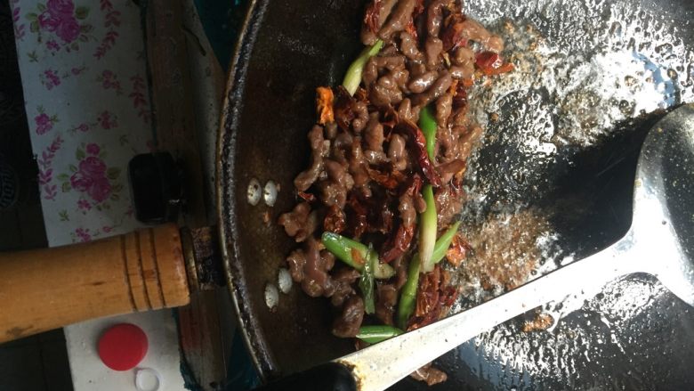 洋葱炒牛肉,放油烧热锅,准备炒牛肉和蒜头辣辣,记得等油红了再入锅炒熟,想要牛肉更加鲜味,记得放入香油炒匀