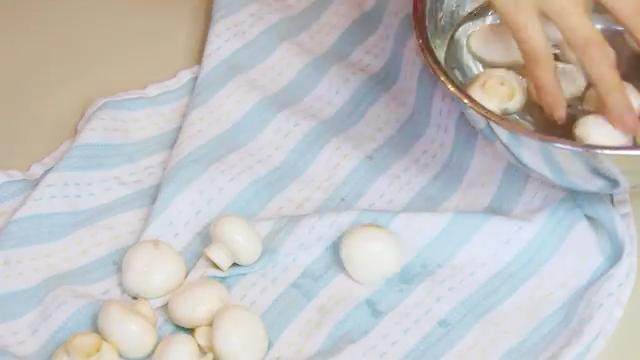 蒜香蘑菇,<a style='color:red;display:inline-block;' href='/shicai/ 2914'>蘑菇</a>快速洗净用布擦干
