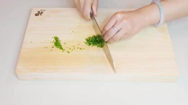 蒜香蘑菇,<a style='color:red;display:inline-block;' href='/shicai/ 2795'>蒜头</a>去皮切碎，<a style='color:red;display:inline-block;' href='/shicai/ 2784'>欧芹</a>切成细丁