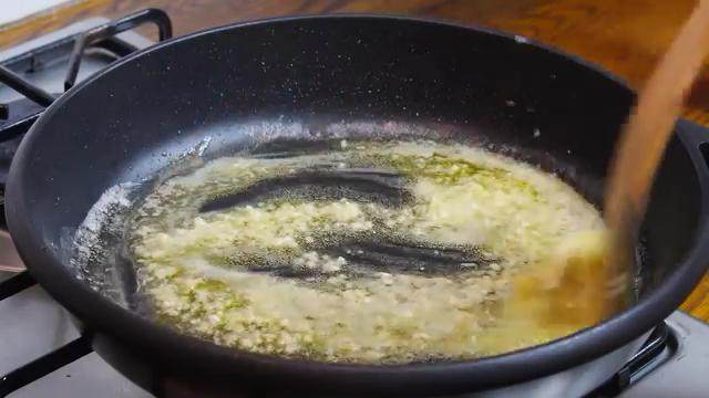 蒜香蘑菇,锅内放入橄榄油和黄油，中小火烧热，放蒜末