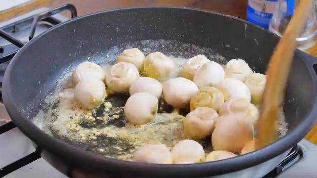 蒜香蘑菇,倒入蘑菇，翻炒一下，两面煎到发黄放盐，盖上盖子转小火焖一会