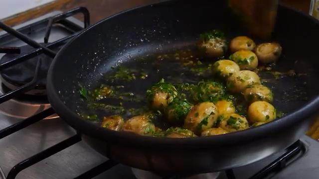 蒜香蘑菇,起锅之前倒入适量的黑胡椒和欧芹碎，关火翻拌出锅