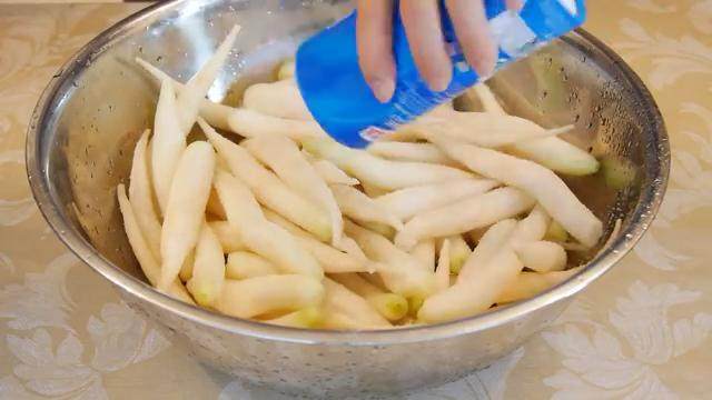 五香萝卜干,萝卜去蒂头去根,洗净沥干,放入盐拌匀,腌制3小时