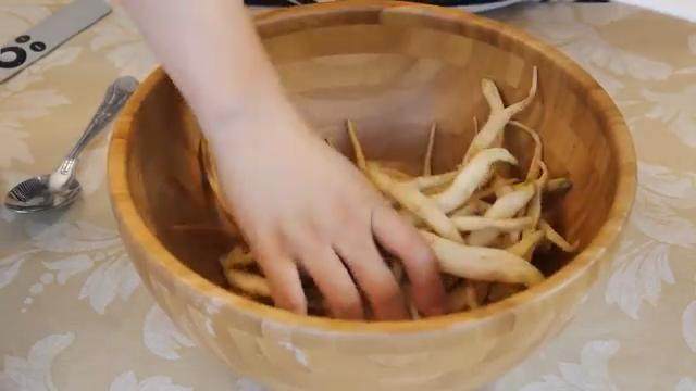 五香萝卜干,把萝卜倒入大碗,撒上糖和炒好的五香粉,拌匀揉搓