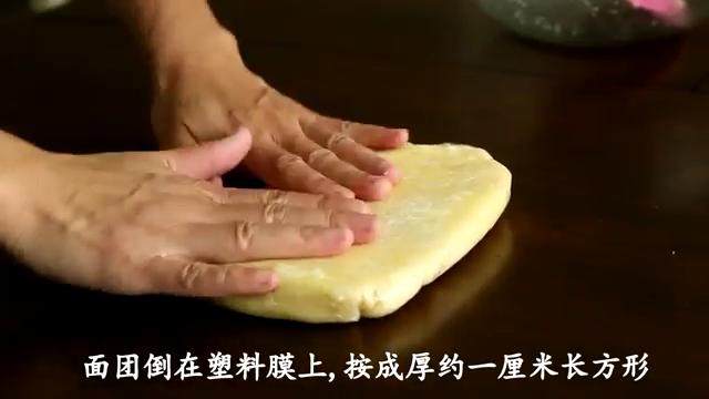 家庭手工椰蓉曲奇,倒在保鲜膜上,按成厚1cm左右的长方形,冷藏30分钟