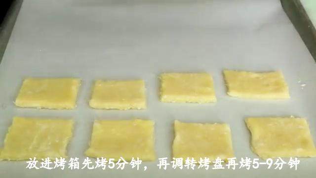 家庭手工椰蓉曲奇,放在铺油纸的烤盘上,在190摄氏度的烤箱中烤5分钟,调转烤盘再烤5-9分钟