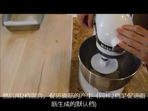 简单的小餐包(厨师机版),中低速打发,促进面筋产生,搅拌至四壁干净