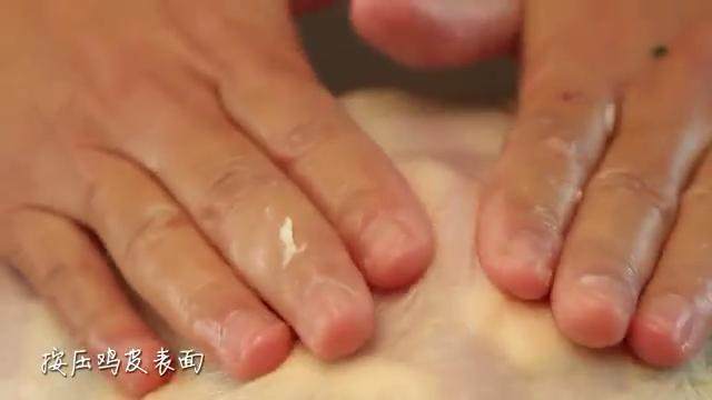 椒盐烤鸡,腌好的鸡取出后，先用纸把鸡拍干，然后用手指小心把鸡胸部的皮松开，塞进软化的无盐黄油，再按压鸡皮表面，让黄油分布均匀。 这样做的好处就是鸡皮下的脂肪更容易脱落流出，而黄油也可以帮助鸡肉保住水份。