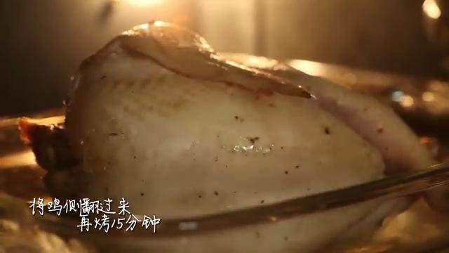 椒盐烤鸡,将鸡侧面向下放置在烤盘中，烤箱预热到400F=200C。这只鸡重量在4-5磅之间，那就先烤15分钟。然后将鸡侧翻过来，另一面再烤15分钟。最后将鸡胸向上，烤25-35分钟，直到鸡腿温度达到175F=80C为止。要侧烤！鸡腿需要烤制的时间相对长些，那就先让它们朝下烤。