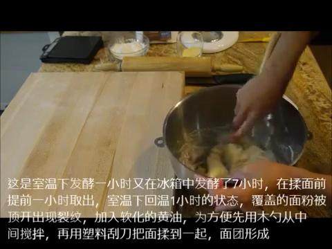 麦满分汉堡part1(完全手工版),覆盖的面粉别顶开出现裂纹,加入软化的<a style='color:red;display:inline-block;' href='/shicai/ 887'>黄油</a>,搅拌均匀形成面团