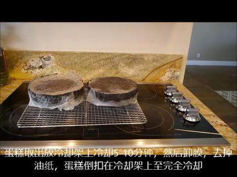 魔鬼蛋糕part1,冷却5-10分钟,脱模去油纸至完全冷却。