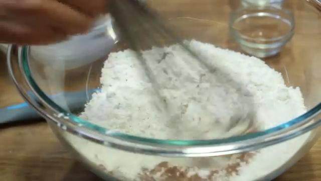 南瓜纸杯蛋糕,把面粉，小苏打，<a style='color:red;display:inline-block;' href='/shicai/ 751'>肉桂粉</a>，丁香粉，肉豆蔻粉，盐，倒在一起混匀。