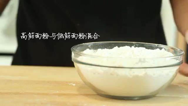 牛奶红豆饼,锅中倒入水，牛奶微热后加入酵母，搅匀放置5分钟激活酵母。注意温度最好不超过40C度，以防烫死酵母。