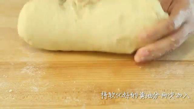 牛奶红豆饼,将室温软化的黄油分两次加入，接着将面揉到光滑有弹性为止。