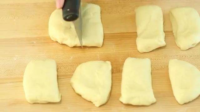 牛奶红豆饼,发酵好的面团按压排气后，切成8等份，团成团后，醒发15分钟。