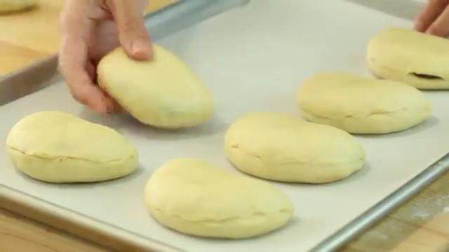 牛奶红豆饼,红豆饼盖上塑料膜，再次发酵至面团两倍大。