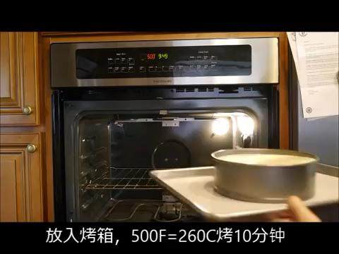 纽约芝士蛋糕(手执打蛋器版),把融化的黄油抹在四壁上,倒入蛋糕浆,在烤箱中烤10分钟