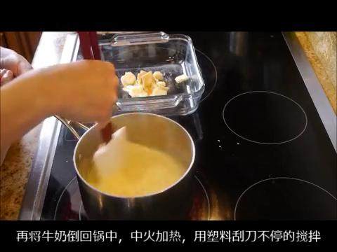 让我们一起来做奶黄酱pastry cream,倒回锅中，中火加热，不停搅拌