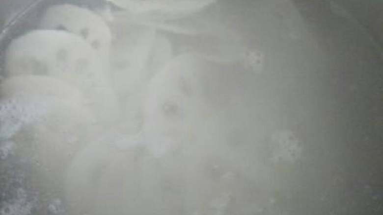 凉拌藕,水烧开,入藕煮1-2分钟,放点白醋防止藕变色