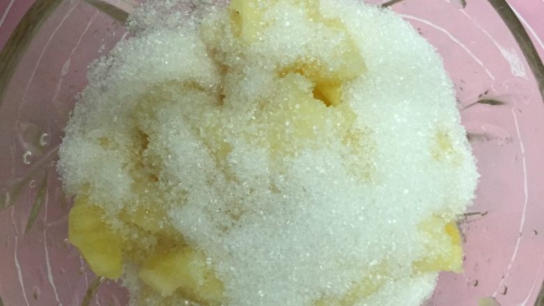 菠萝果酱,加盐，糖搅拌均匀，盖保鲜膜入冰箱冷藏一夜。