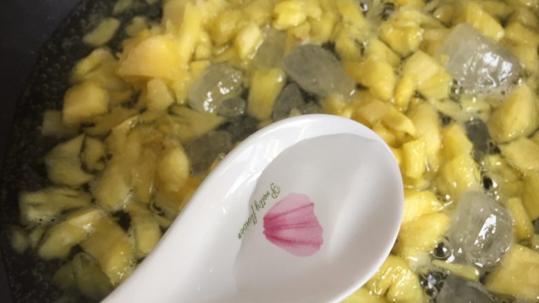 菠萝果酱,加一勺白醋或者半个柠檬汁熬制冰糖溶化，整个过程一定要不停的搅拌，以免糊锅，等汤汁粘稠，关火，晾凉后装入开水煮过的瓶子里或碗里都可以。