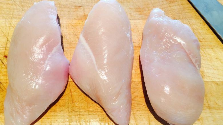 【一周一学 第三期】葱油·鸡 绿色版本,鸡胸肉清洁干净 不要留下任何肥肉 影响口感的 我会把胖的那头 那一块有血线的切掉 因为第一不好看 第二不好撕 第三我懒